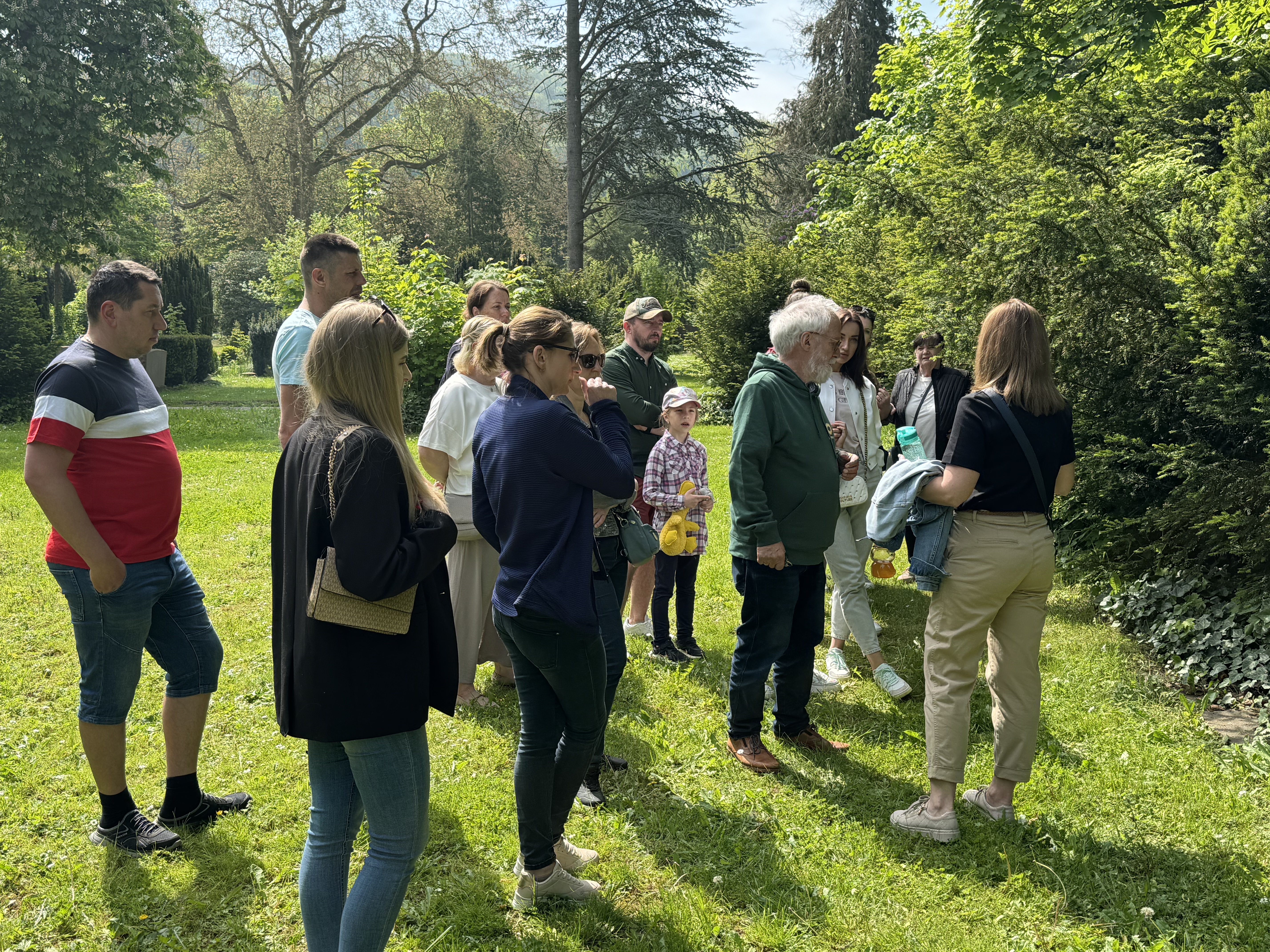 Interresierte Teilnehmer: Die interessierten Teilnehmenden der Friedhofsführung am 11.05.2025